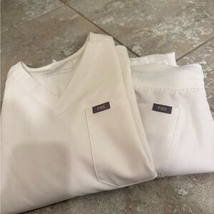 Figs Classic White Scrub Ensemble